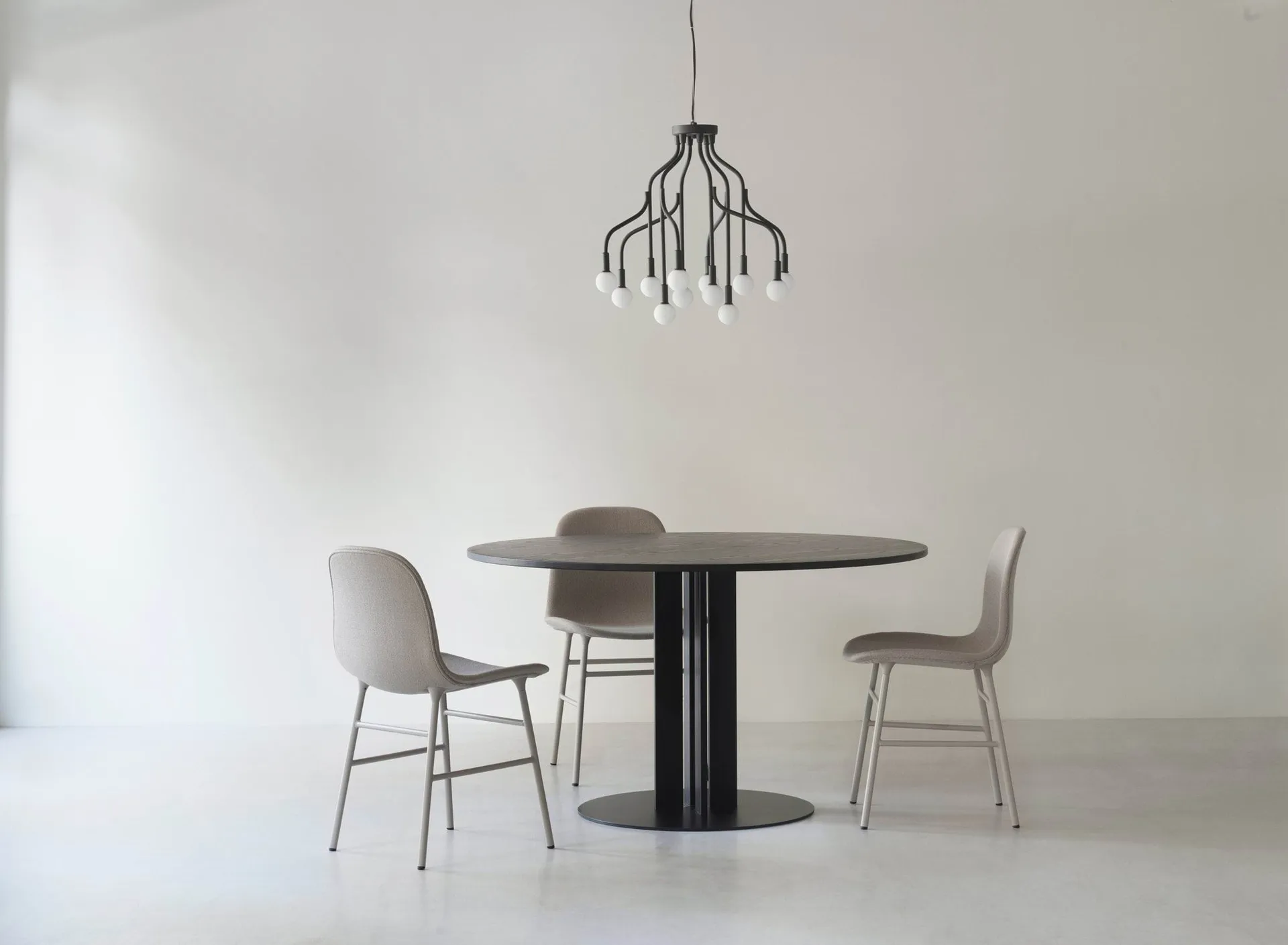Lámpara de techo Vekst small, Negro Normann Copenhagen