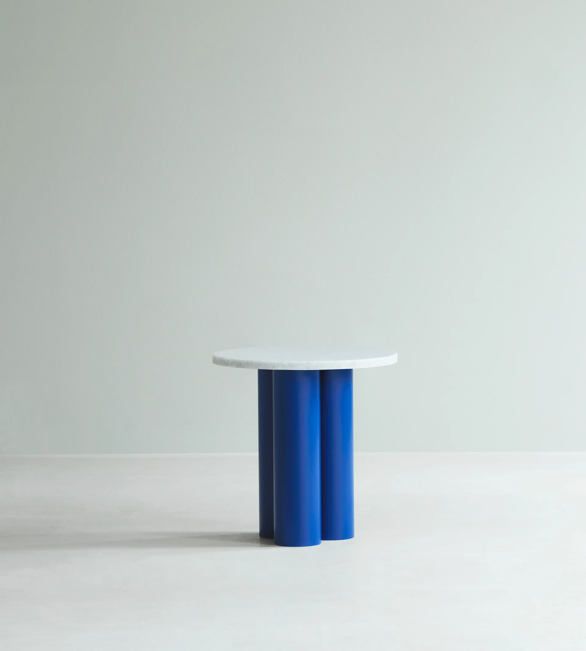 Mesa auxiliar Dit Ø40 cm, White Carrara-bright blue Normann Copenhagen