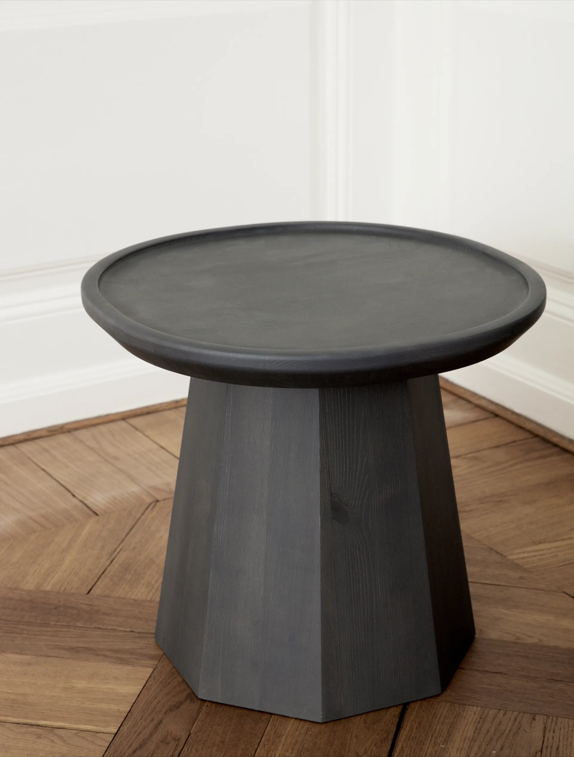 Mesa auxiliar Pine table small Ø45 cm H: 40,6 cm, Dark Grey Normann Copenhagen