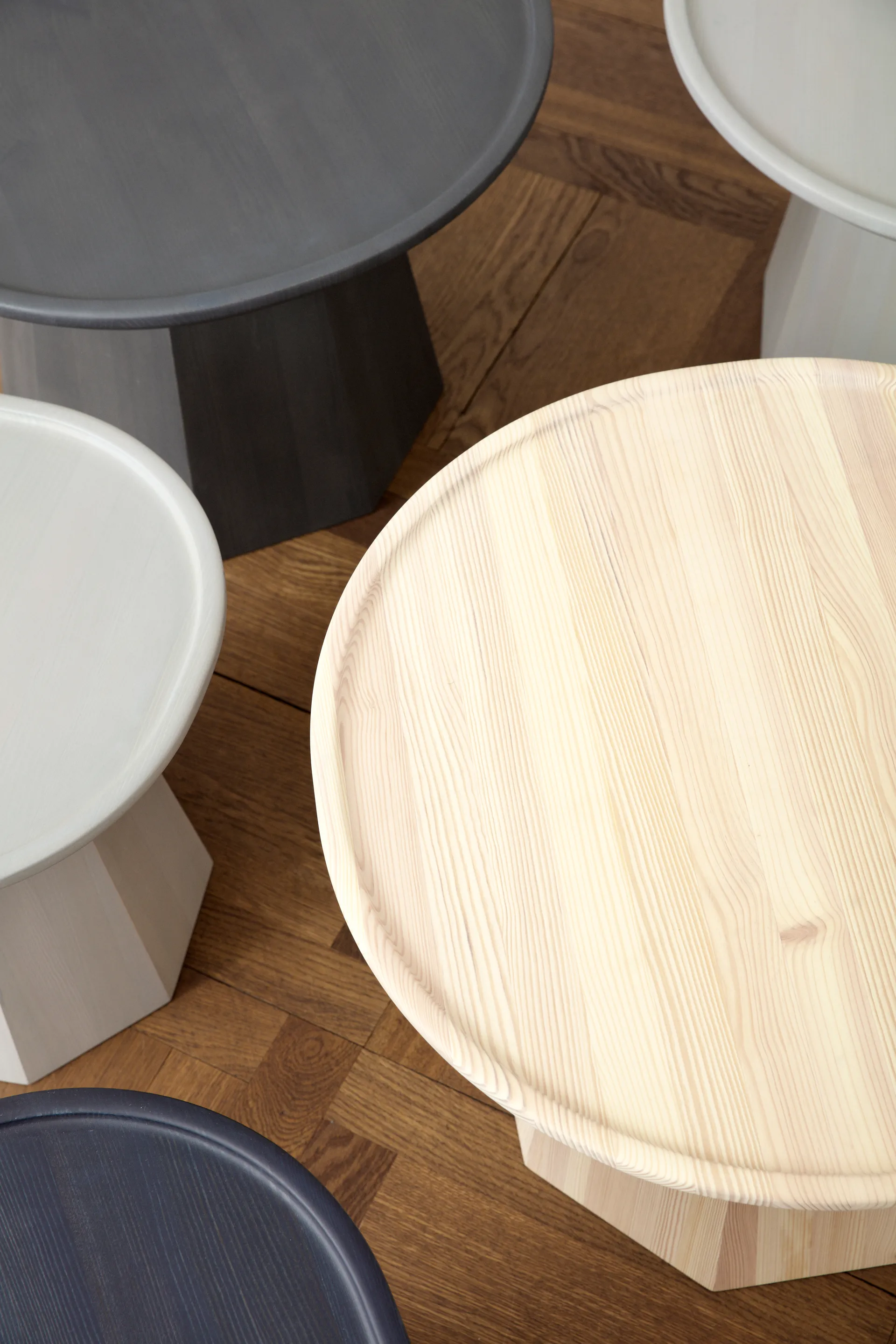 Mesa Pine table large Ø65 cm H: 44,5 cm, Pine Normann Copenhagen