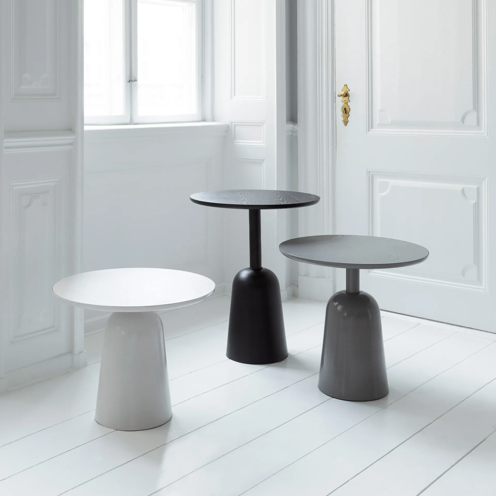 Mesa Turn ajustable Ø55 cm, gris cálido Normann Copenhagen