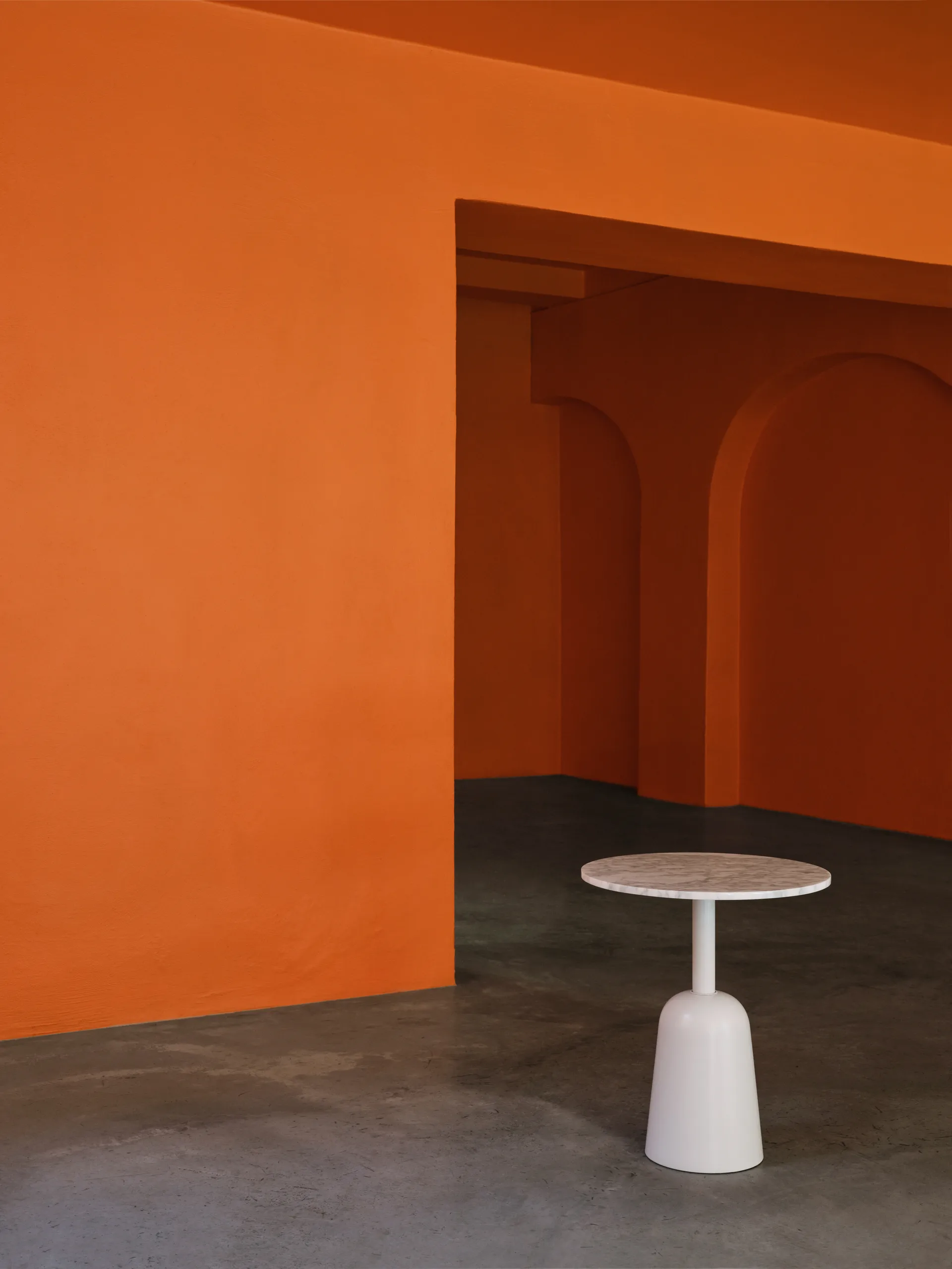 Mesa Turn ajustable Ø55 cm, mármol blanco Normann Copenhagen