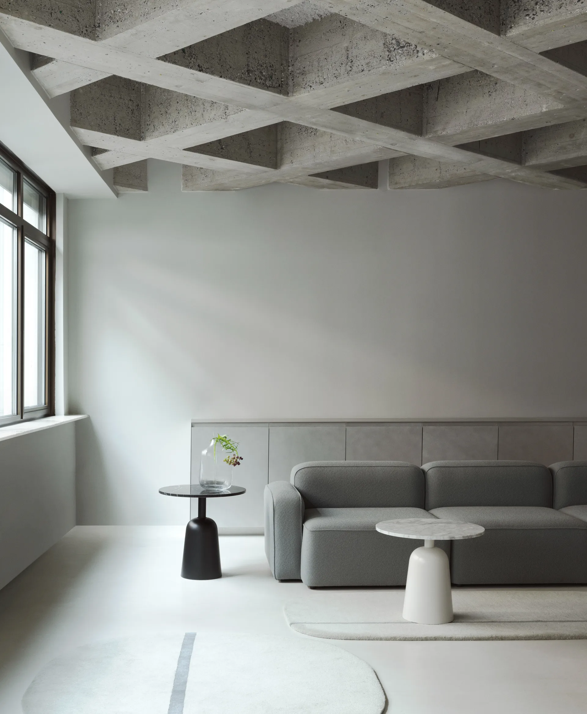 Mesa Turn ajustable Ø55 cm, mármol negro Normann Copenhagen