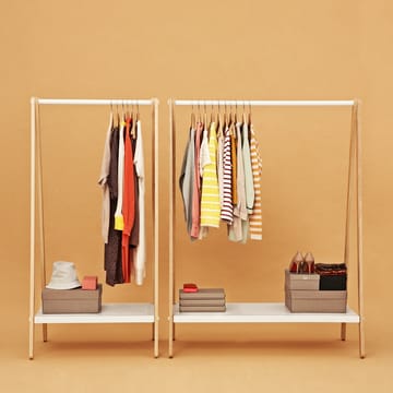 Perchero para ropa Toj - White, base de fresno - Normann Copenhagen