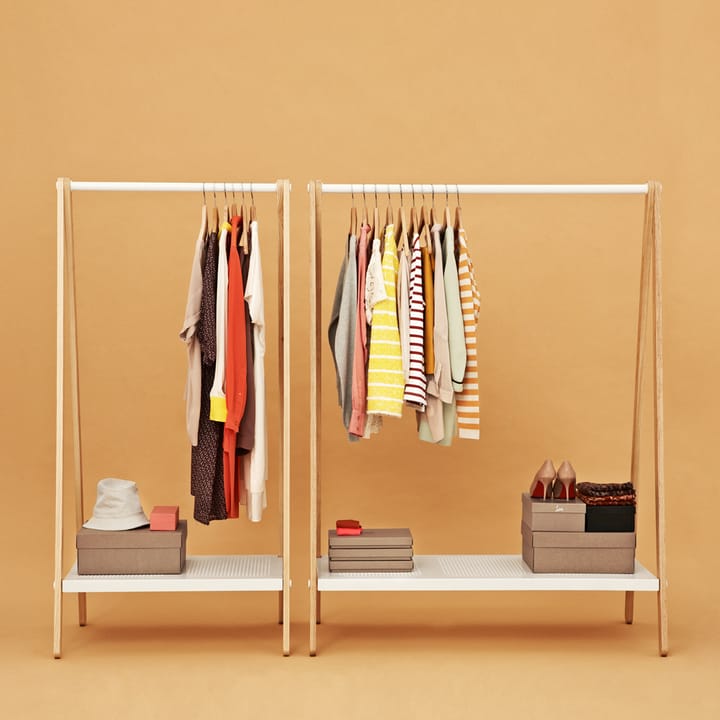 Perchero para ropa Toj - White, base de fresno - Normann Copenhagen