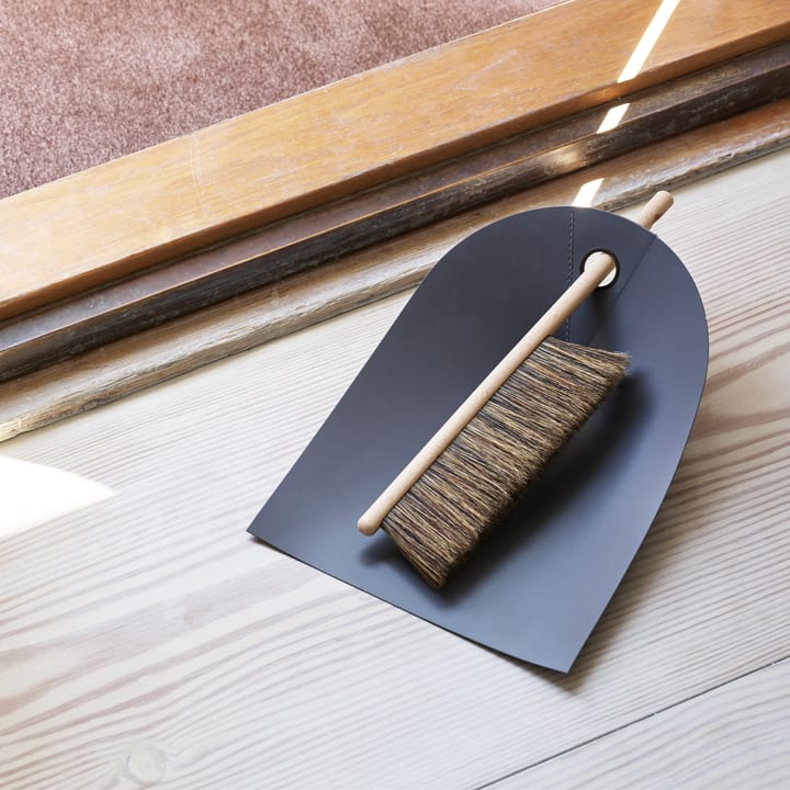 Recogedor y escobilla Normann, gris oscuro Normann Copenhagen
