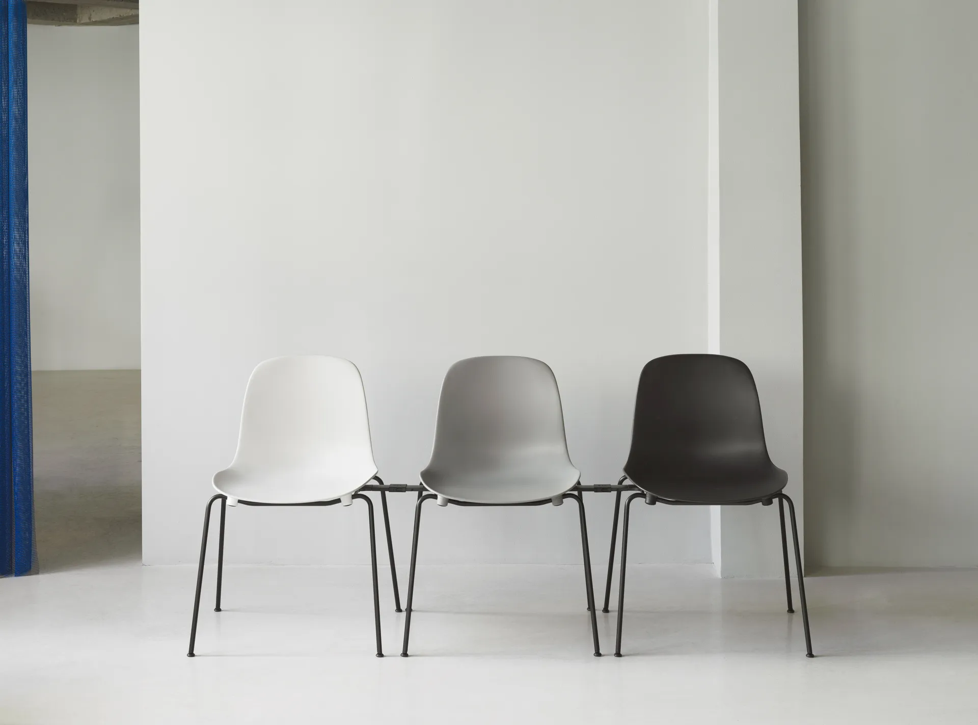 Silla apilable Form Chair con patas negras pack de 2 unidades, Blanco Normann Copenhagen