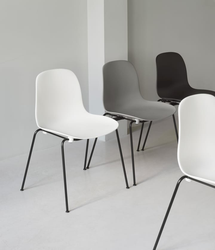Silla apilable Form Chair con patas negras pack de 2 unidades, Blanco Normann Copenhagen