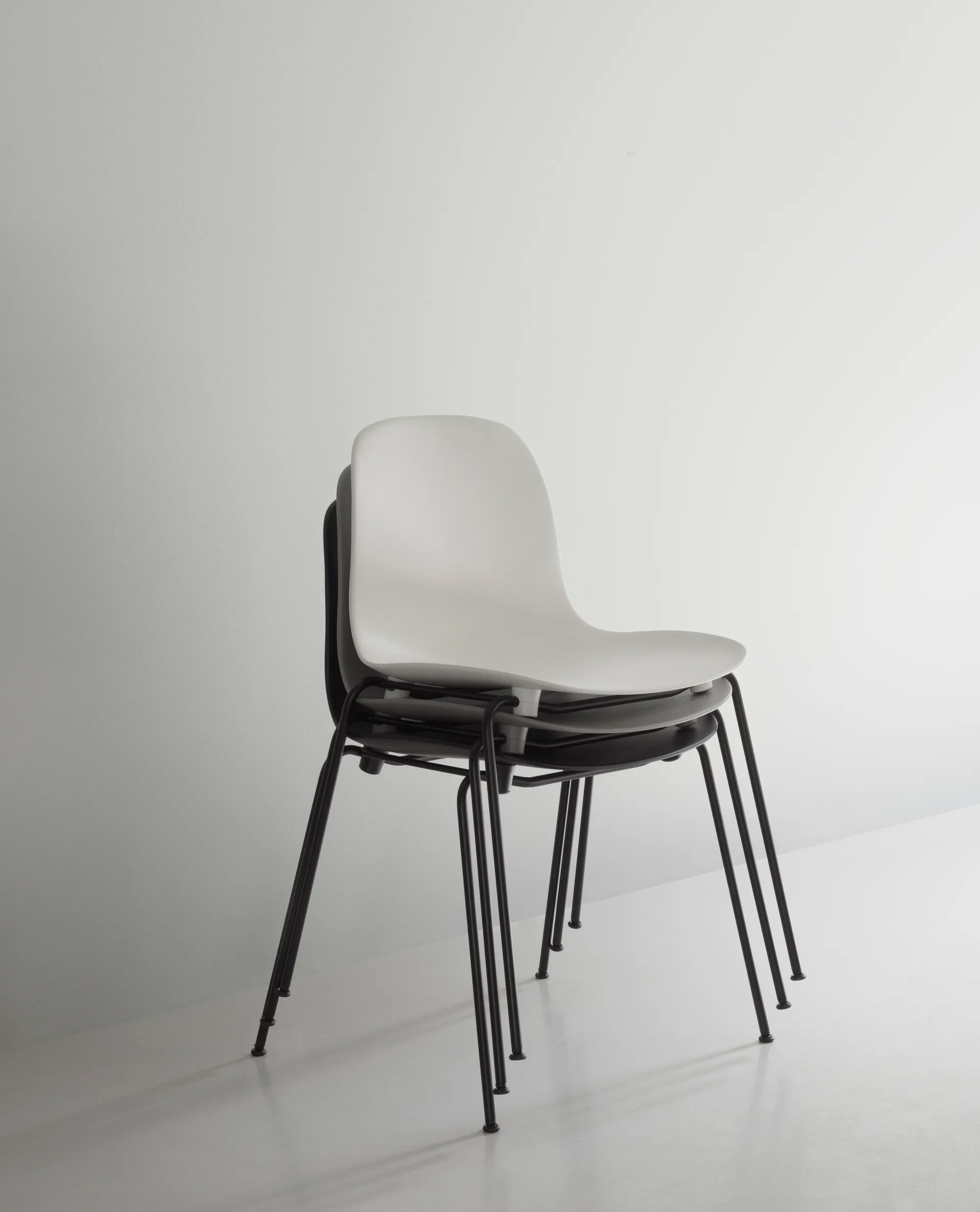Silla apilable Form Chair con patas negras pack de 2 unidades, Gris Normann Copenhagen