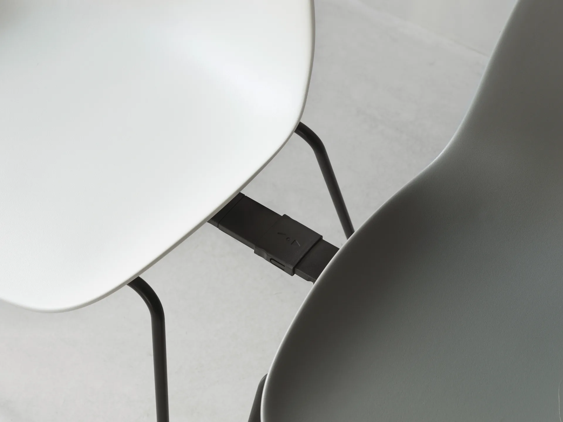 Silla apilable Form Chair con patas negras pack de 2 unidades, Gris Normann Copenhagen