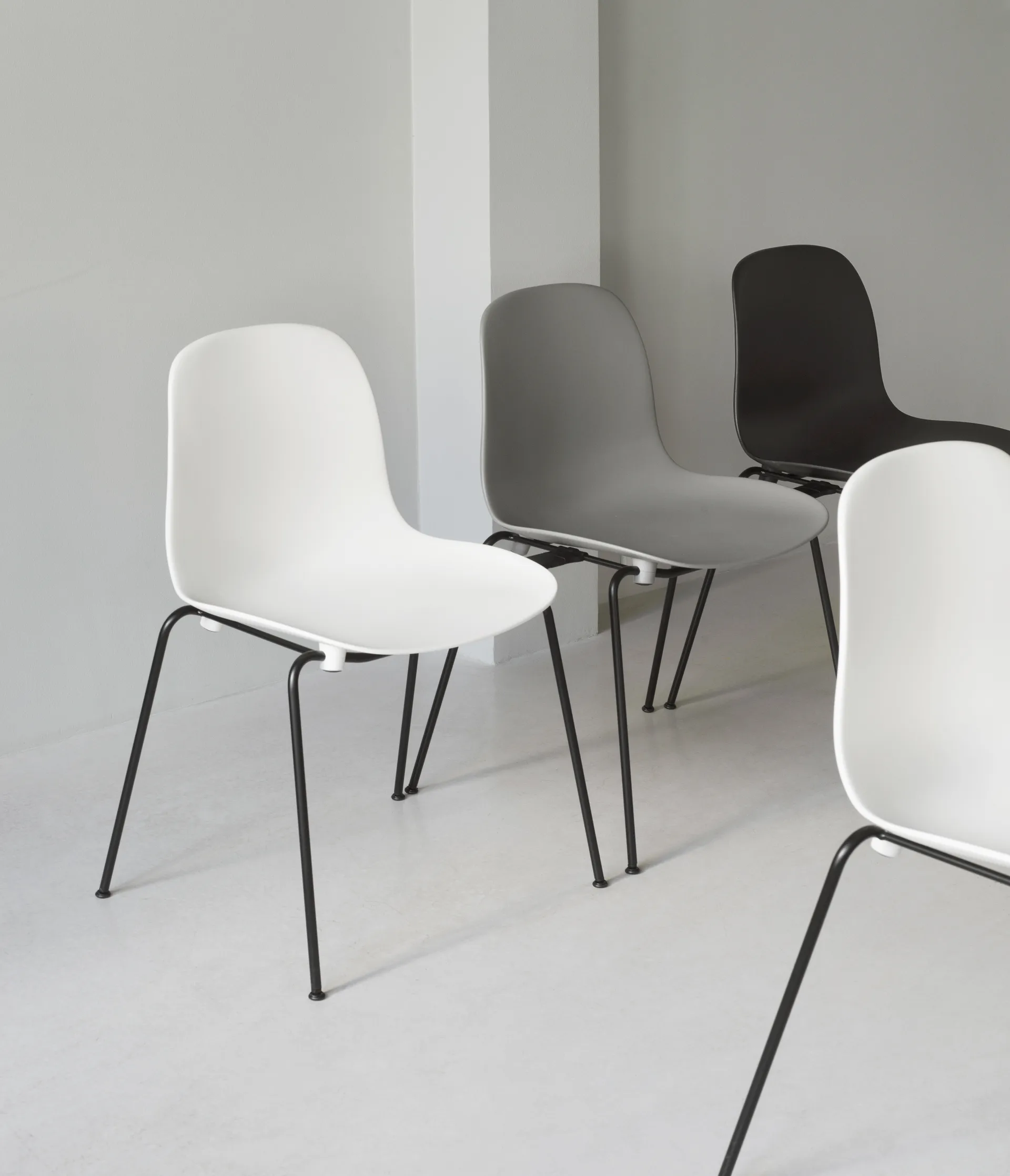 Silla apilable Form Chair con patas negras pack de 2 unidades, Gris Normann Copenhagen