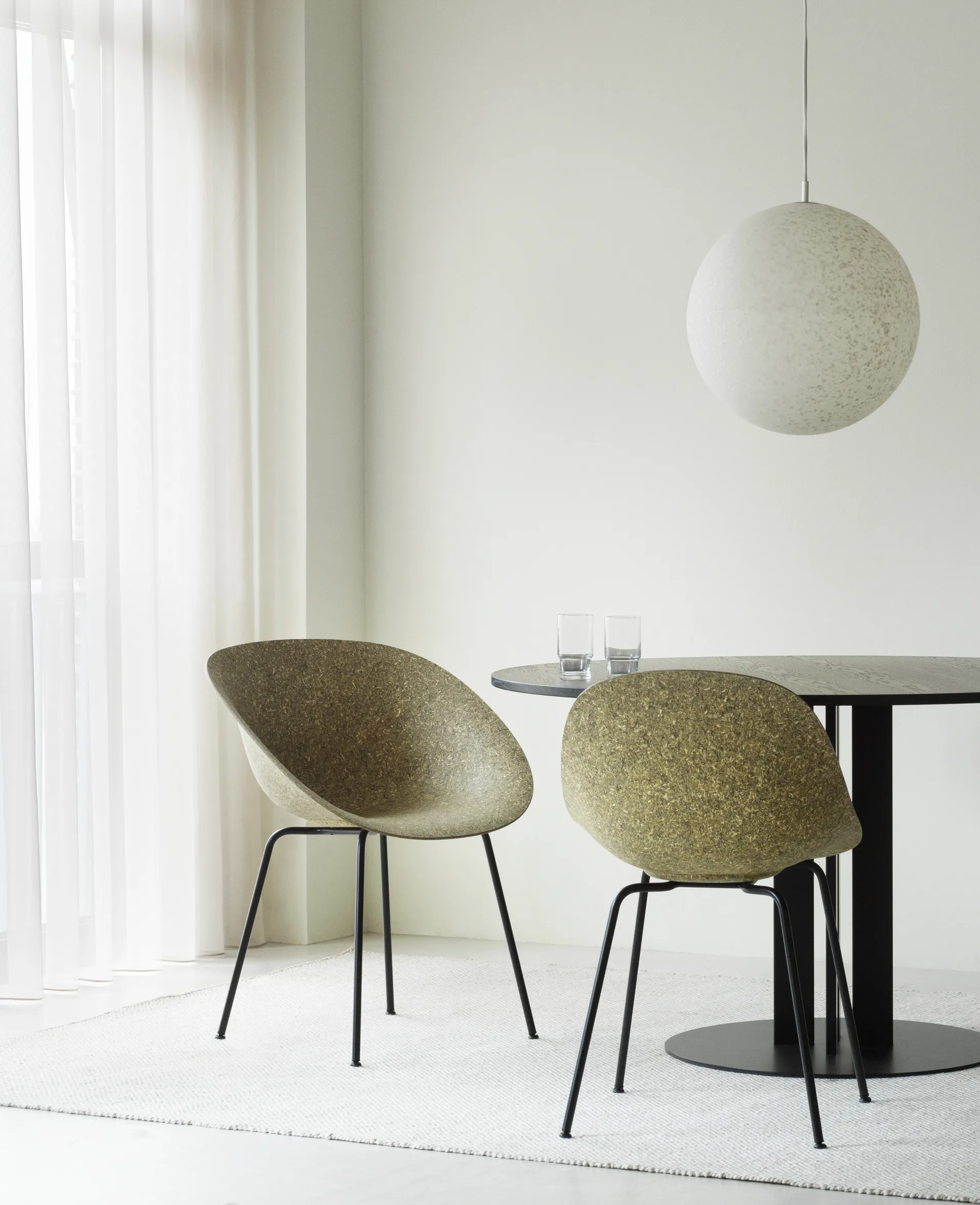 Silla con reposabrazos Mat Armchair, Seaweed-black steel Normann Copenhagen