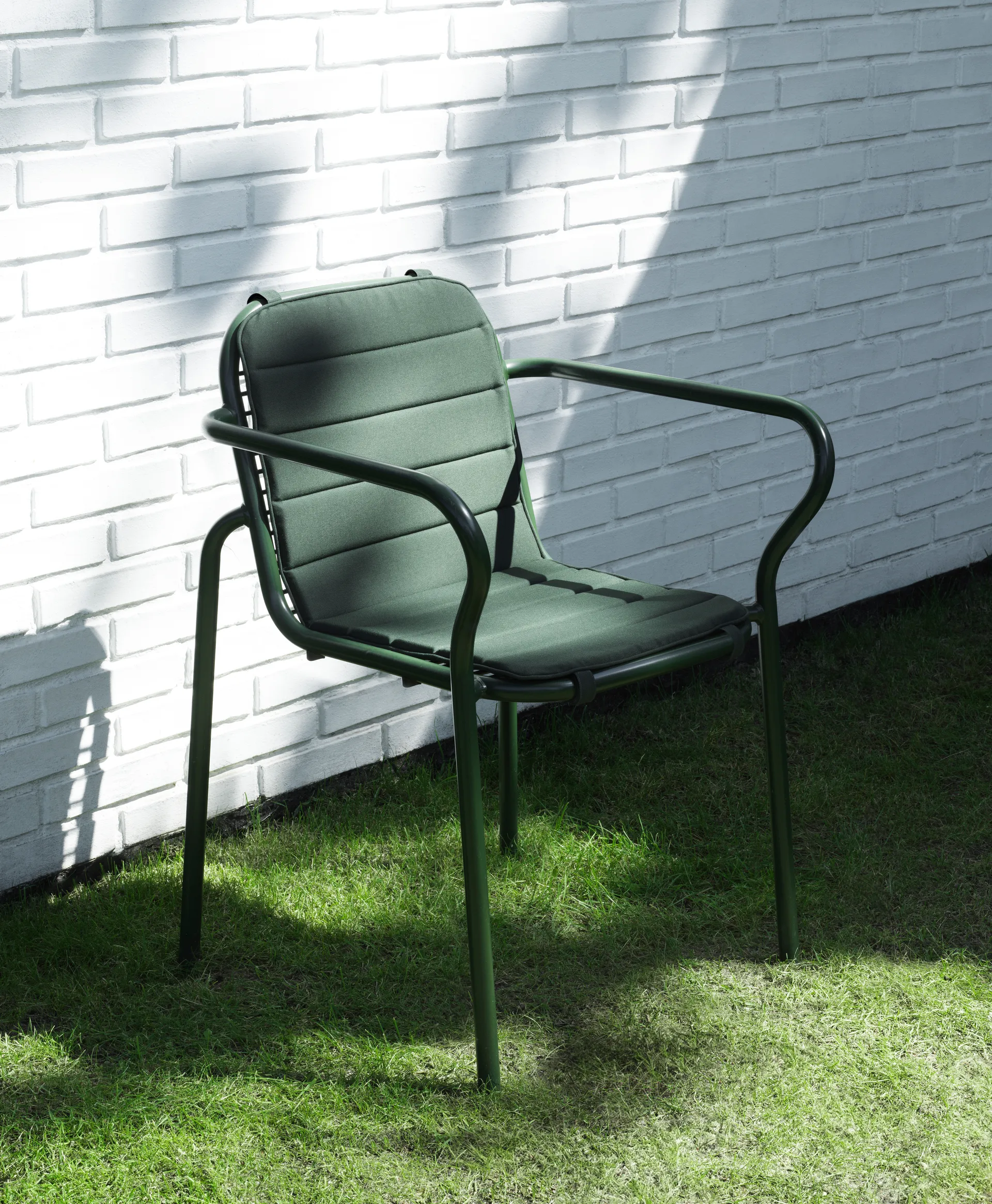 Silla con reposabrazos Vig, Green Normann Copenhagen