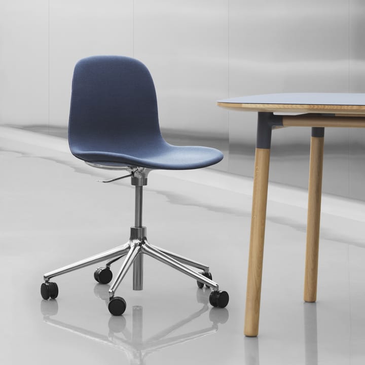 Silla de oficina Form chair swivel 5W - Azul, aluminio negro, ruedas - Normann Copenhagen