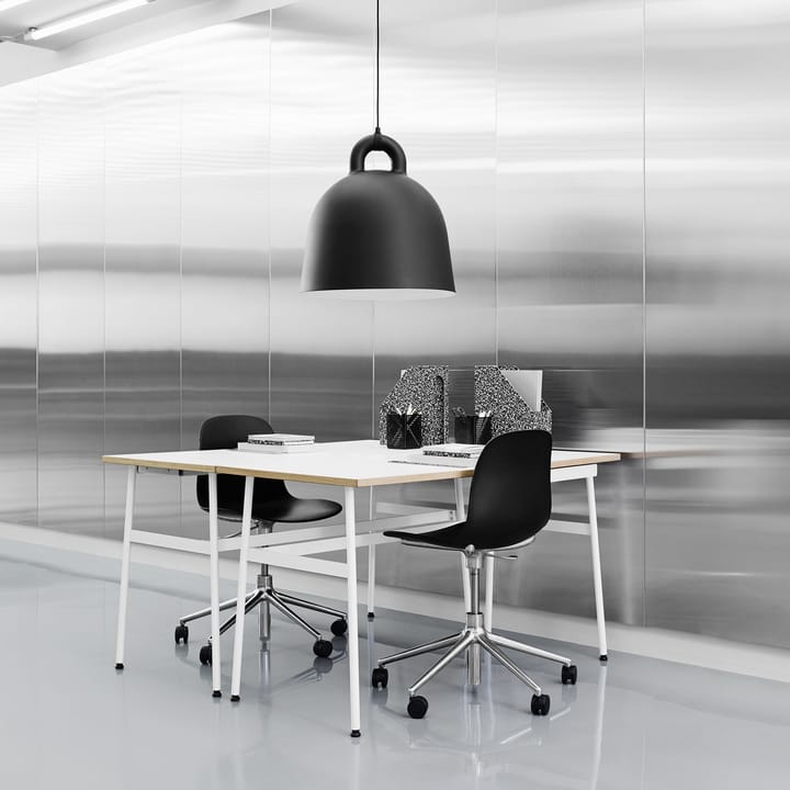 Silla de oficina Form chair swivel 5W - Blanco, aluminio negro, ruedas - Normann Copenhagen
