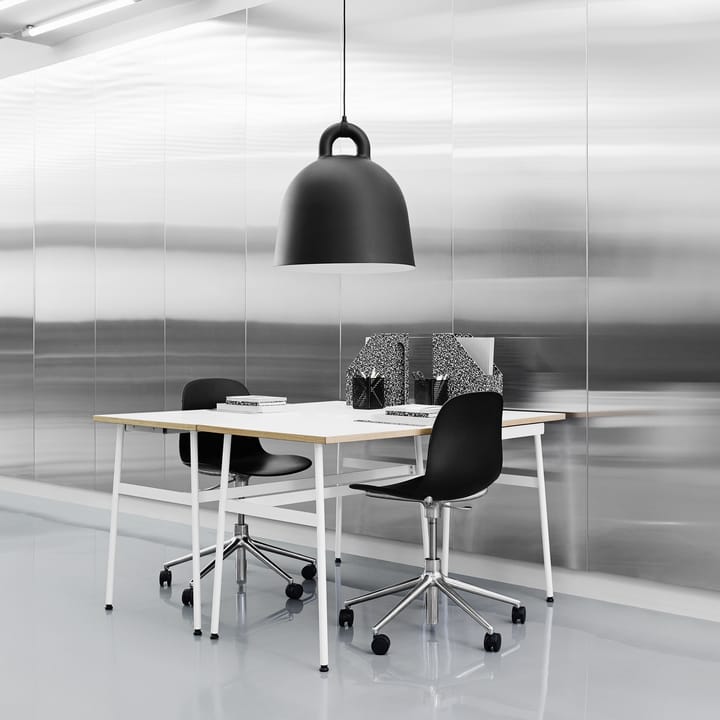Silla de oficina Form chair swivel 5W, Gris, aluminio negro, ruedas Normann Copenhagen