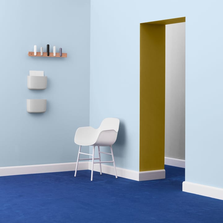 Silla reposabrazos con patas de metal Form, Blanco Normann Copenhagen
