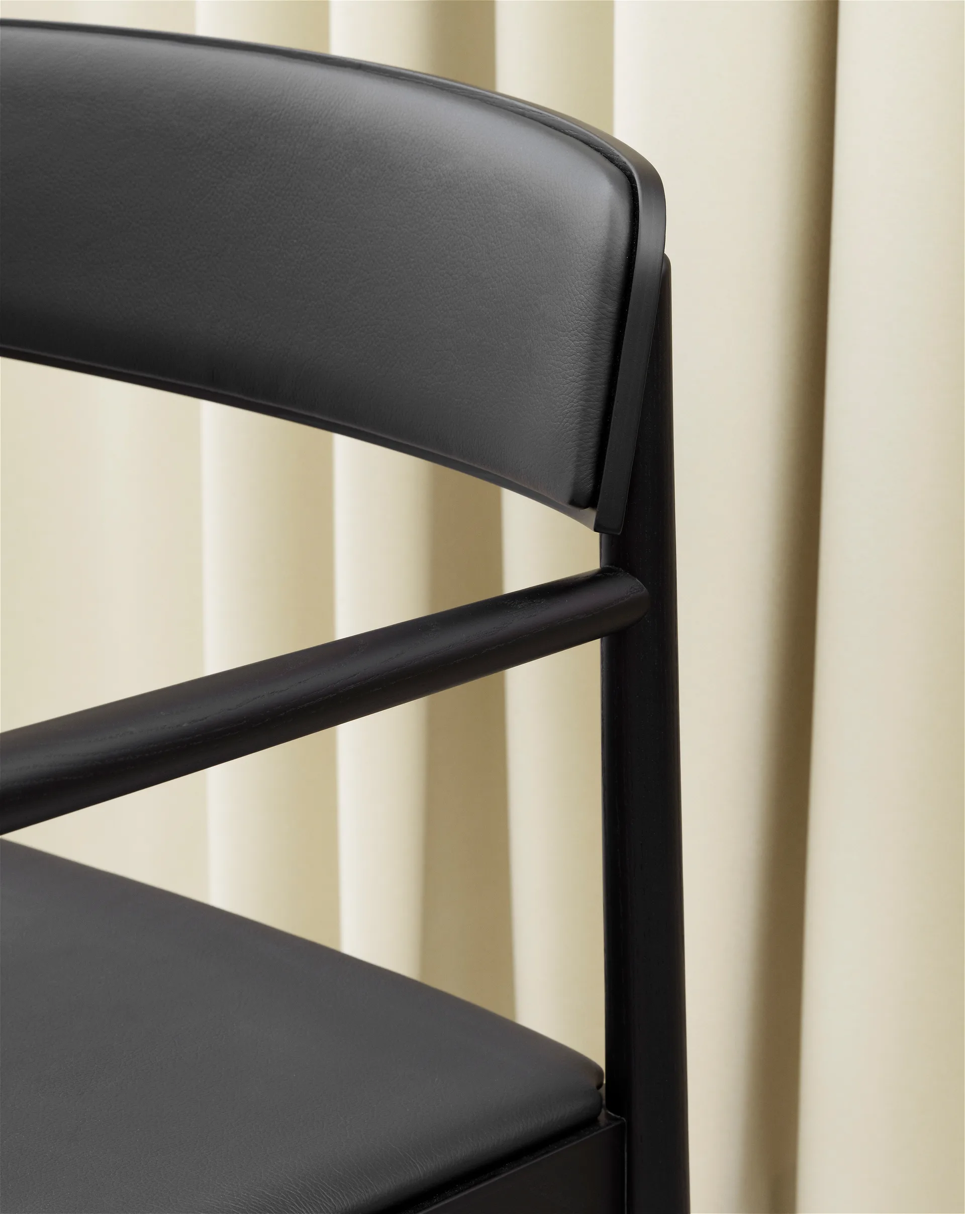 Silla Timb con cojín, Black/ Ultra Leather - Black Normann Copenhagen