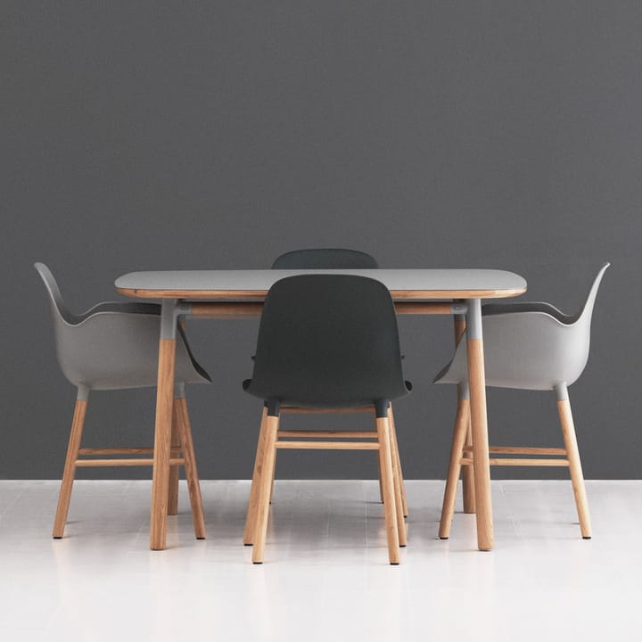 Sillón Form, Green, patas de roble Normann Copenhagen
