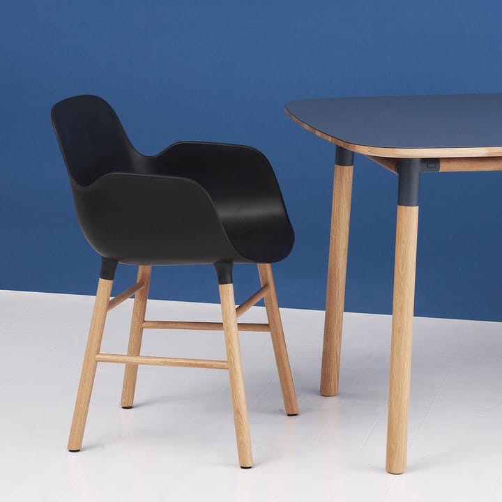 Sillón Form, White, patas de roble Normann Copenhagen