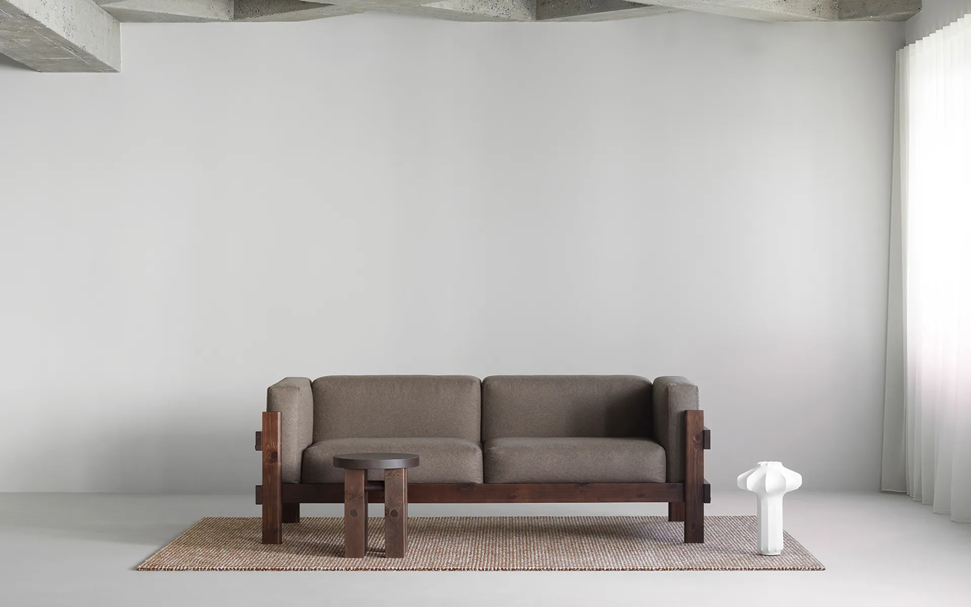 Sofá Kube, Pino lacado en marrón-tela Remix 223 Beige, 220 cm Normann Copenhagen