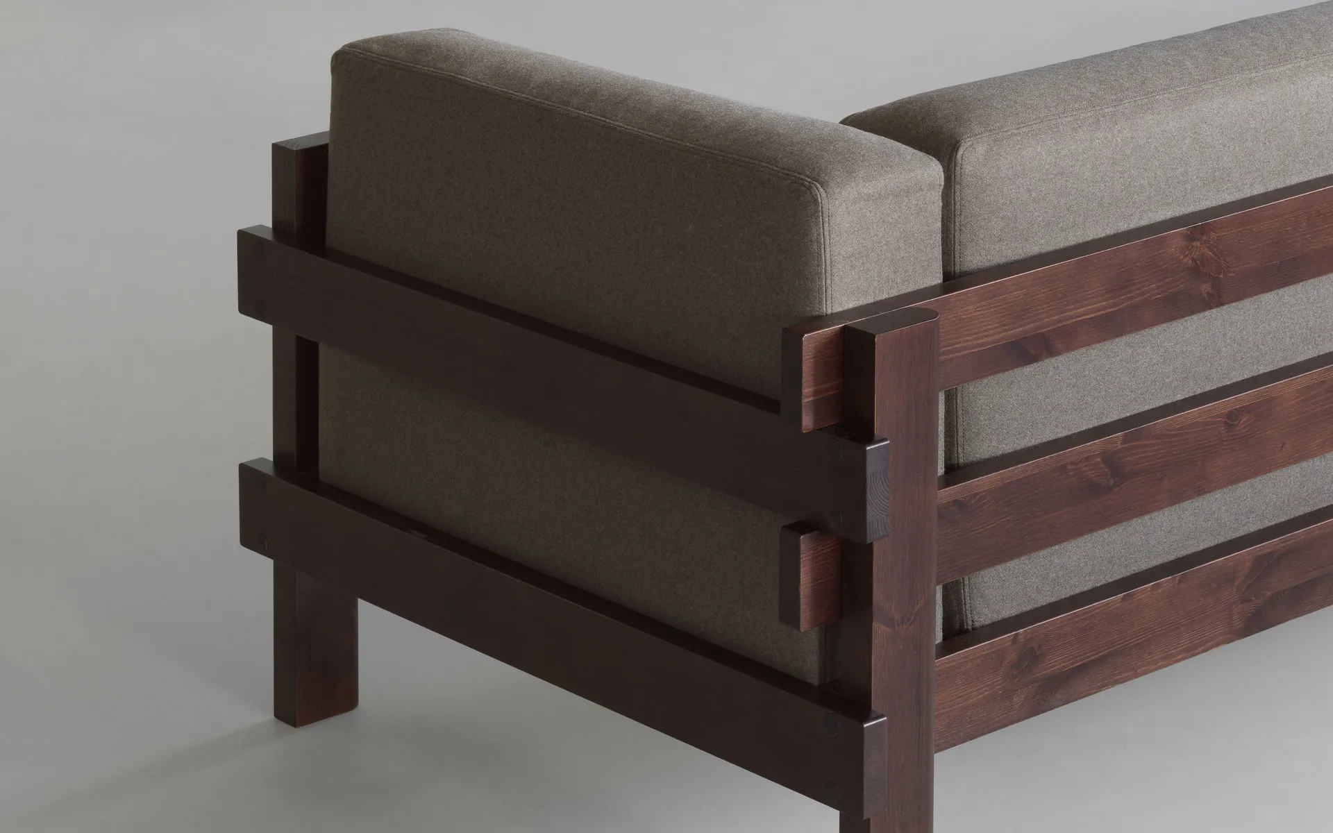 Sofá Kube, Pino lacado en marrón-tela Remix 223 Beige, 220 cm Normann Copenhagen