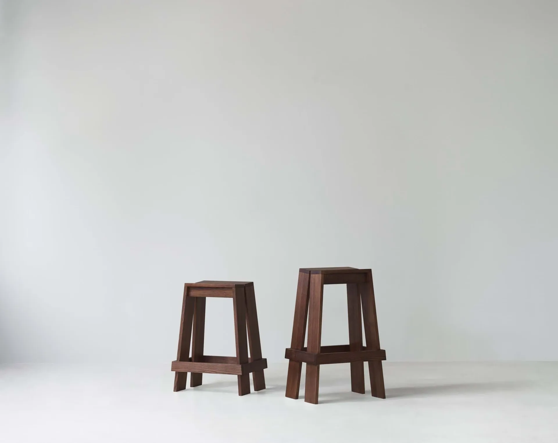 Taburete alto Let 65 cm, Brown Stained Ash Normann Copenhagen