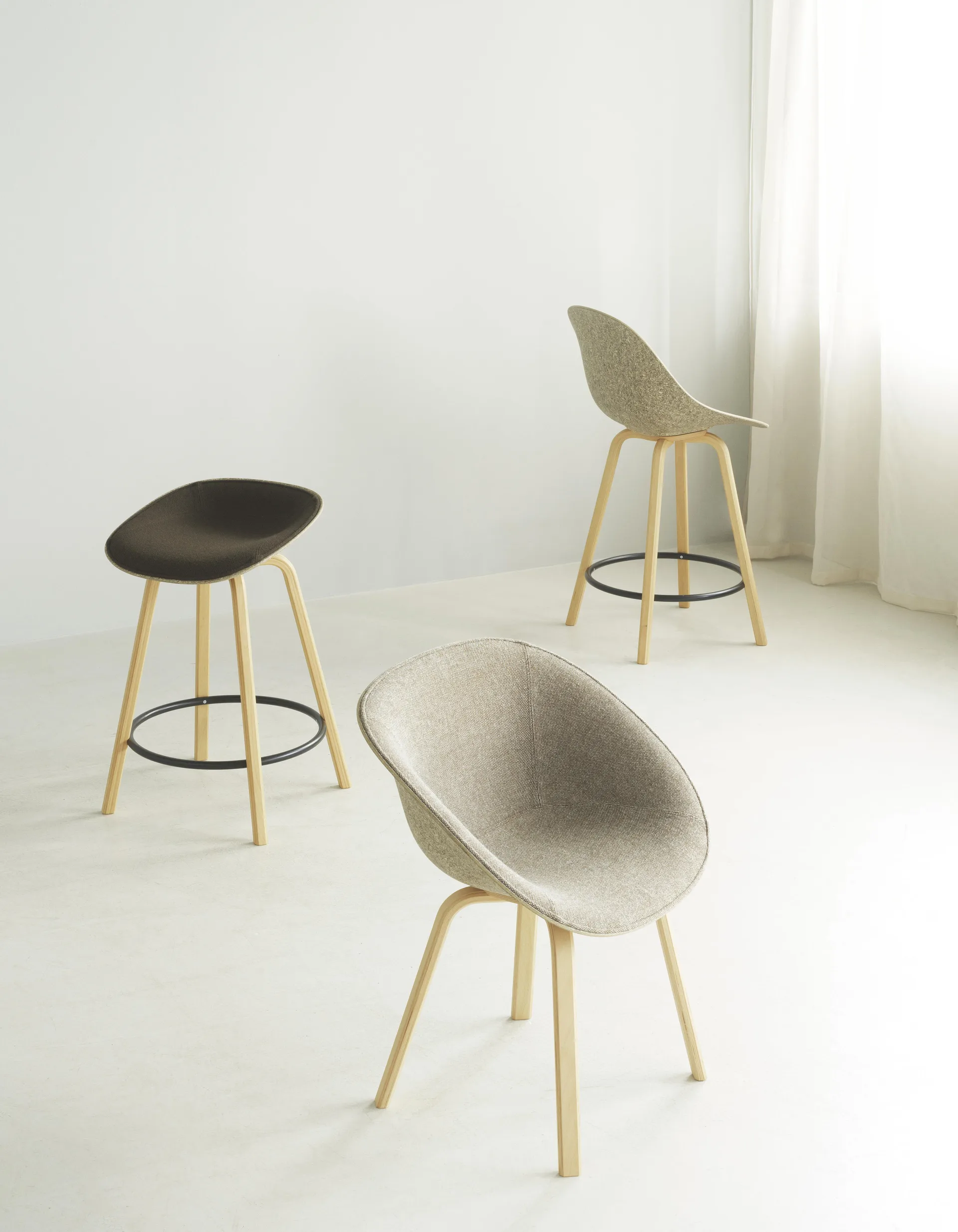 Taburete asiento tapizado Mat Barstool 65 cm, Ultra 41599-hemp-beech-black steel Normann Copenhagen