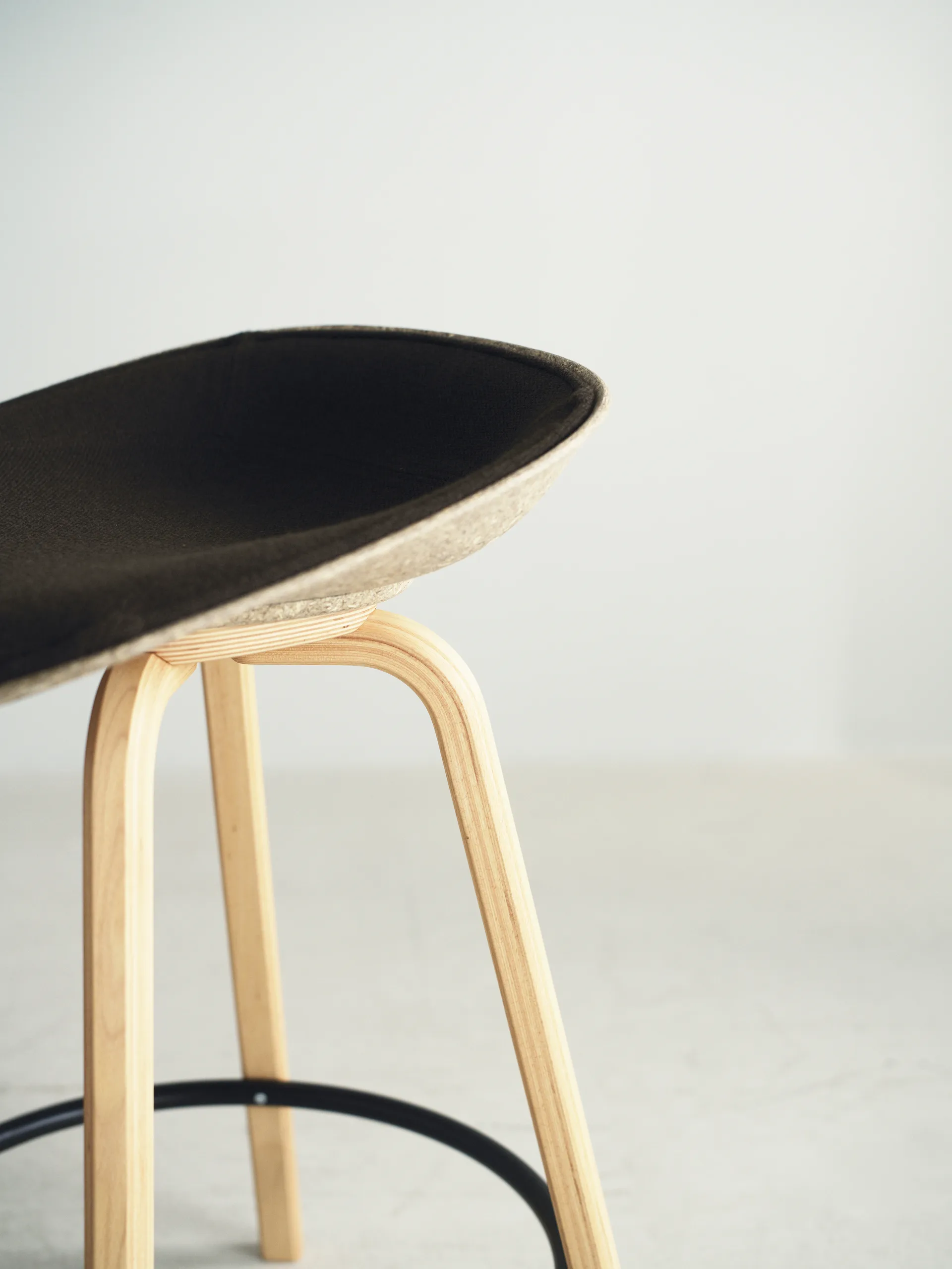 Taburete asiento tapizado Mat Barstool 65 cm, Ultra 41599-hemp-beech-black steel Normann Copenhagen
