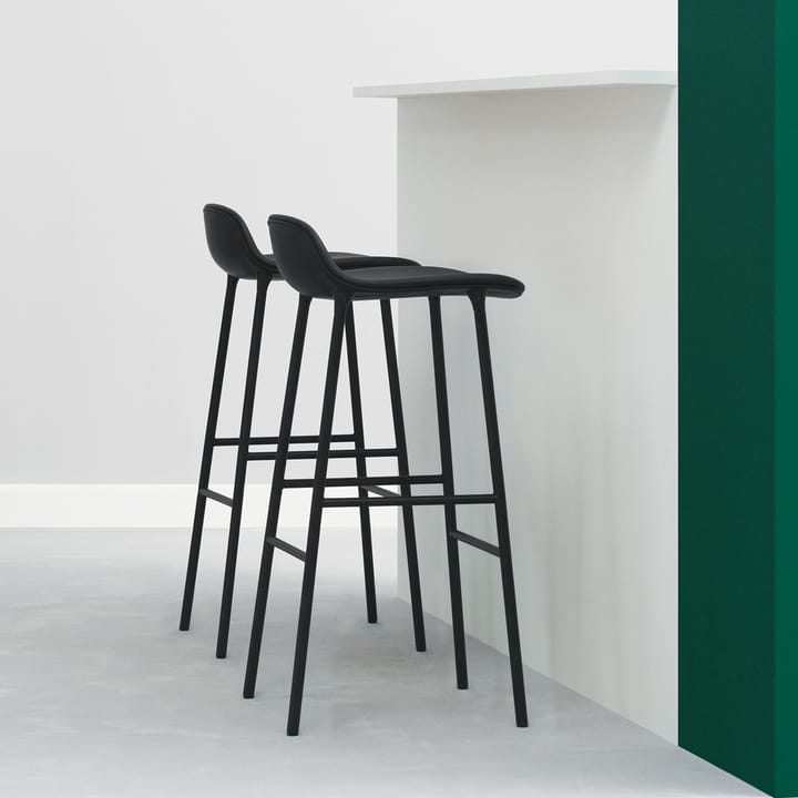 Taburete bar Form bajo, Green, patas de acero lacadas en verde Normann Copenhagen