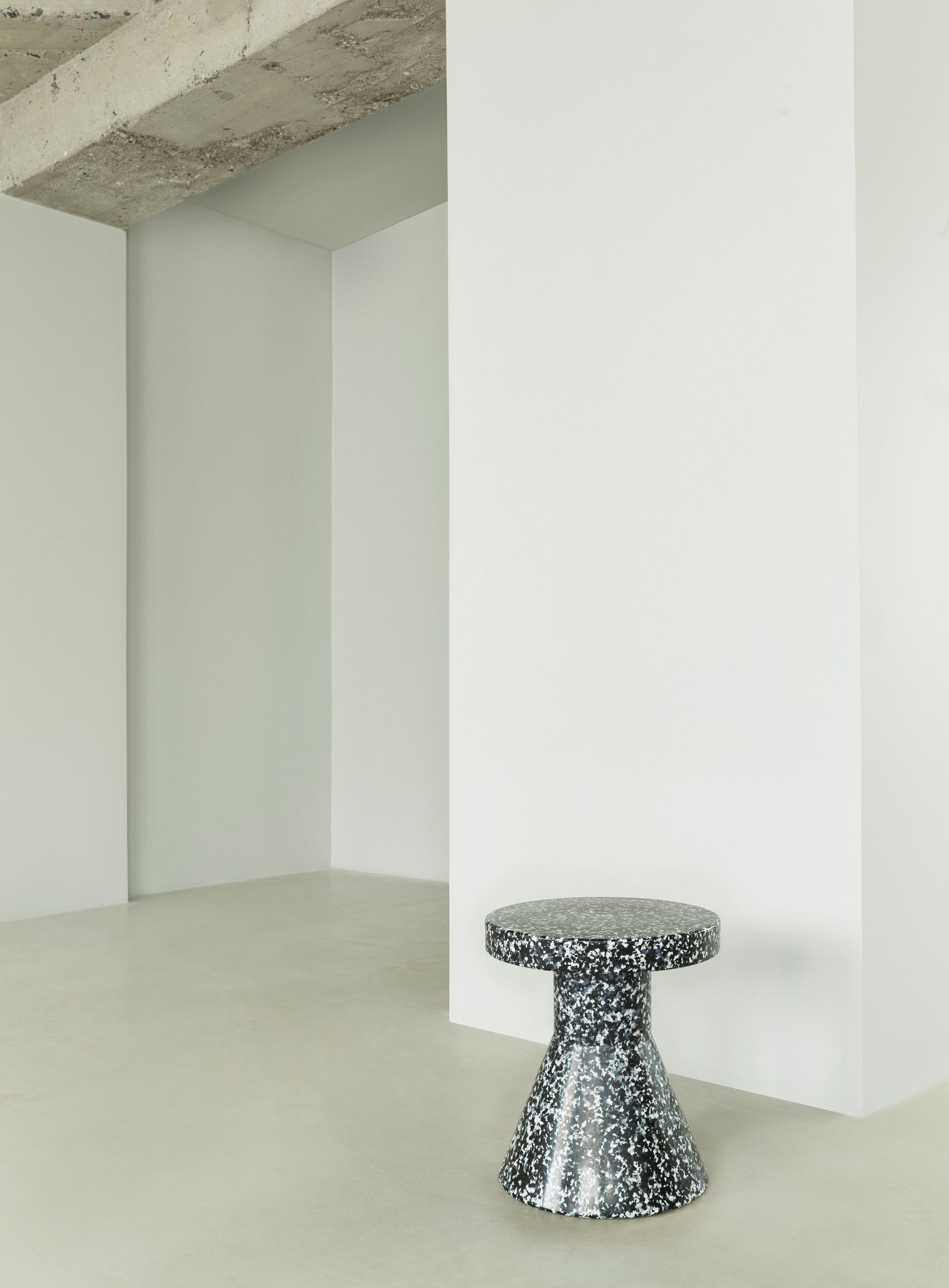 Taburete Bit Cone, negro-blanco Normann Copenhagen