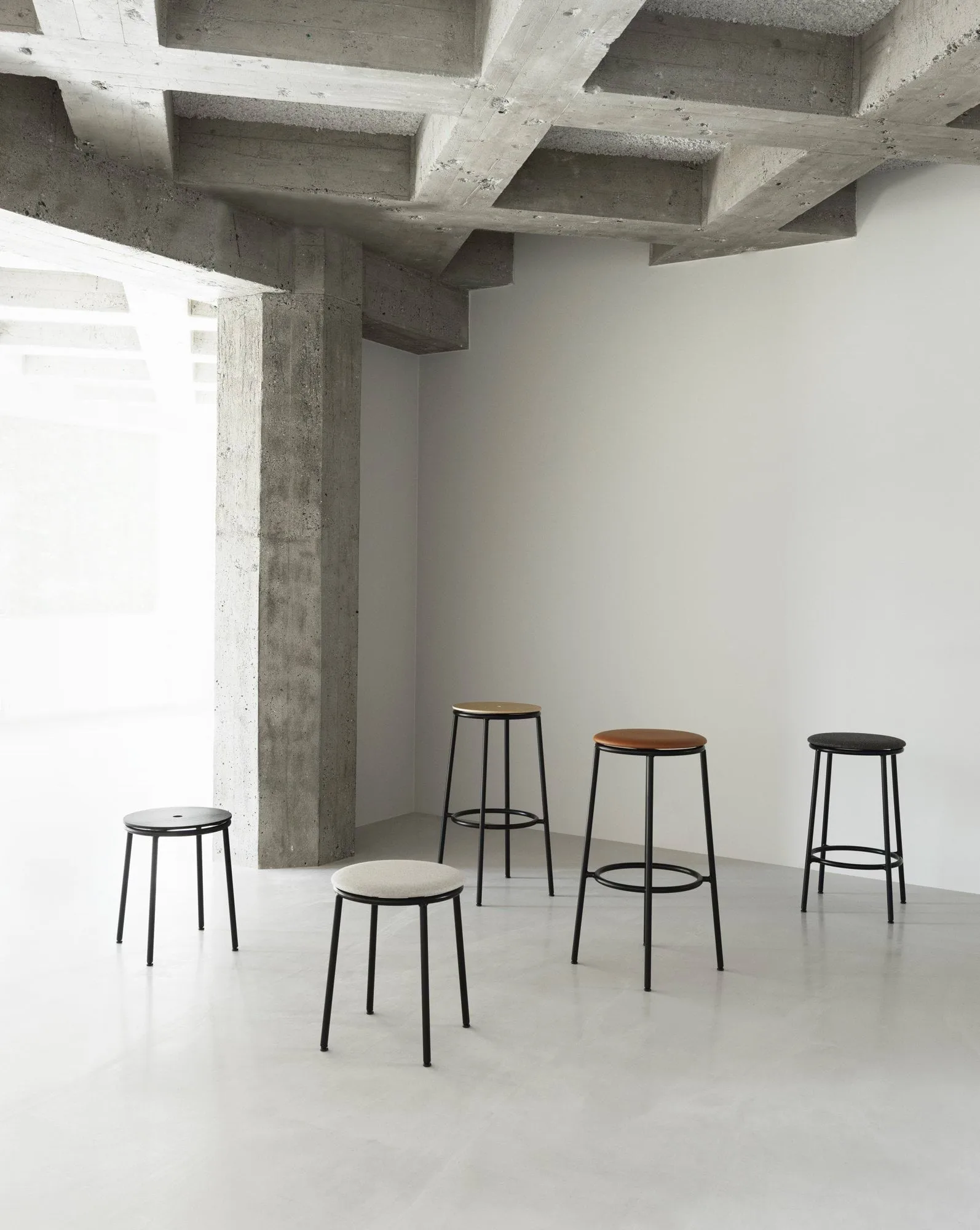 Taburete Circa 45 cm, Aluminio negro Normann Copenhagen