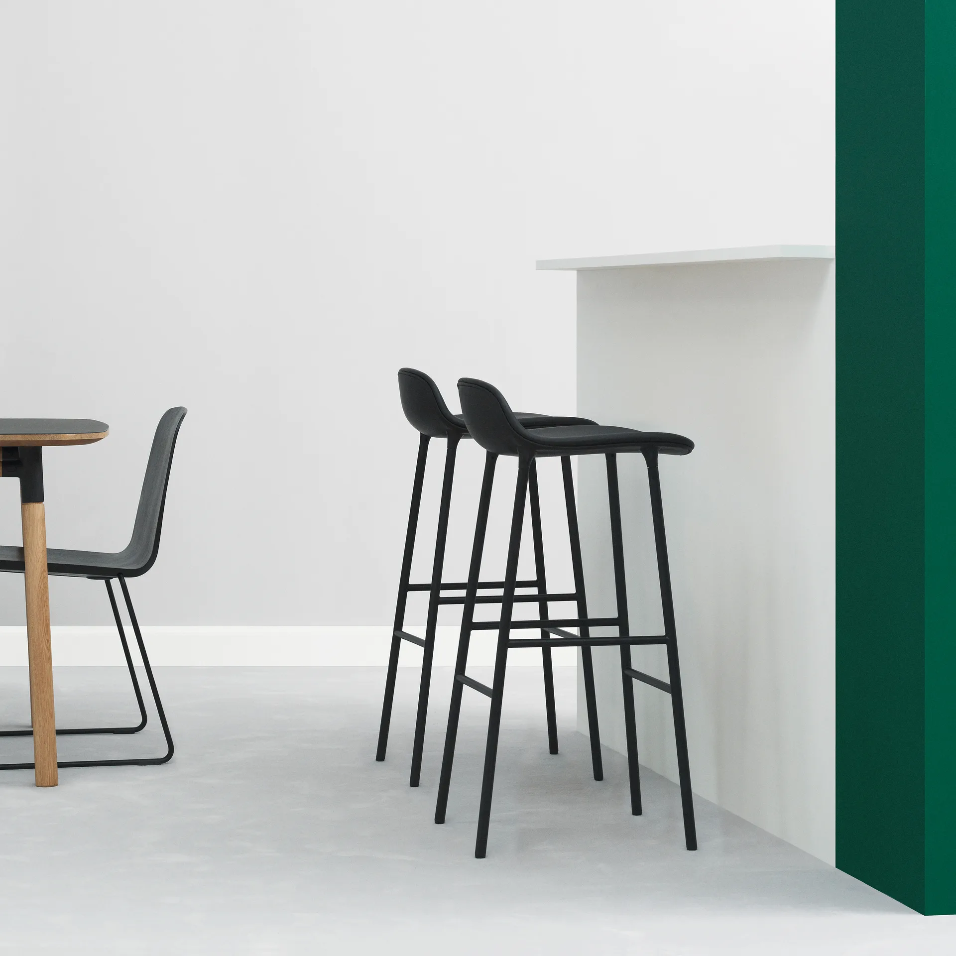 Taburete de bar con patas de metal Form 75 cm, negro Normann Copenhagen