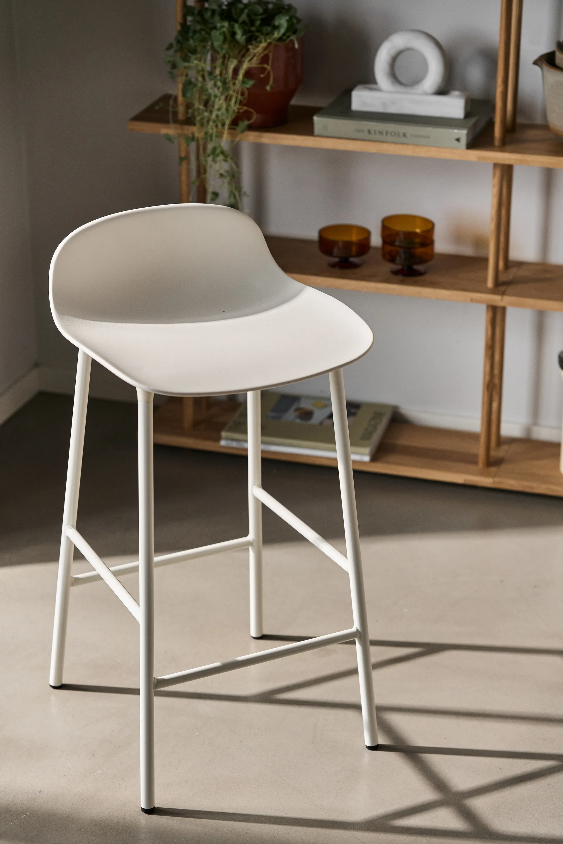 Taburete de bar Form Chair con patas de metal, blanco Normann Copenhagen