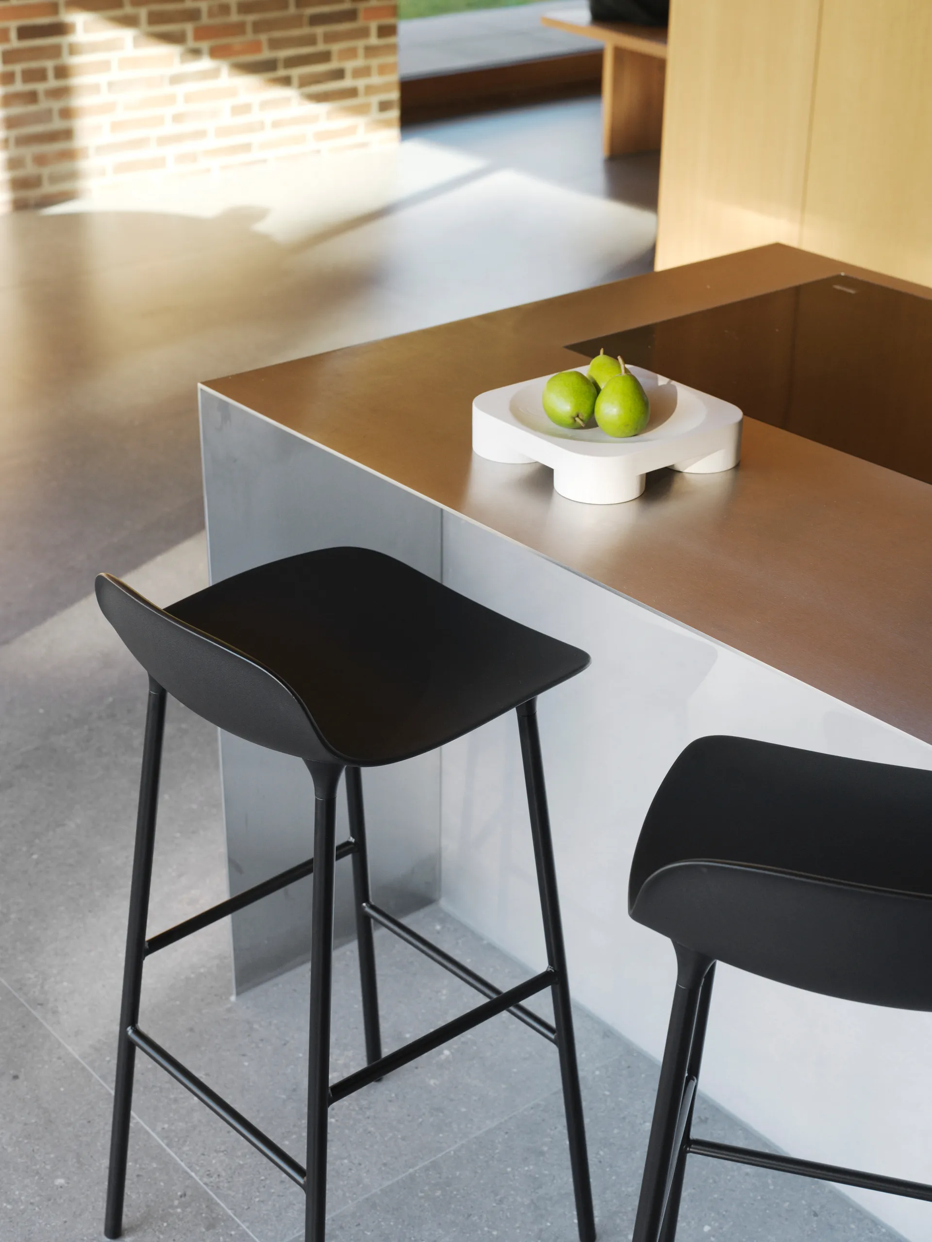 Taburete de bar Form Chair con patas de metal, Negro Normann Copenhagen