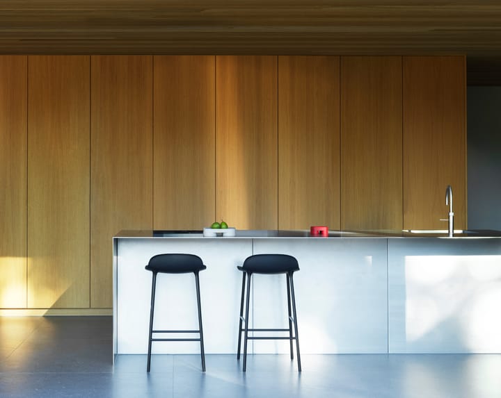 Taburete de bar Form Chair con patas de metal, Negro Normann Copenhagen