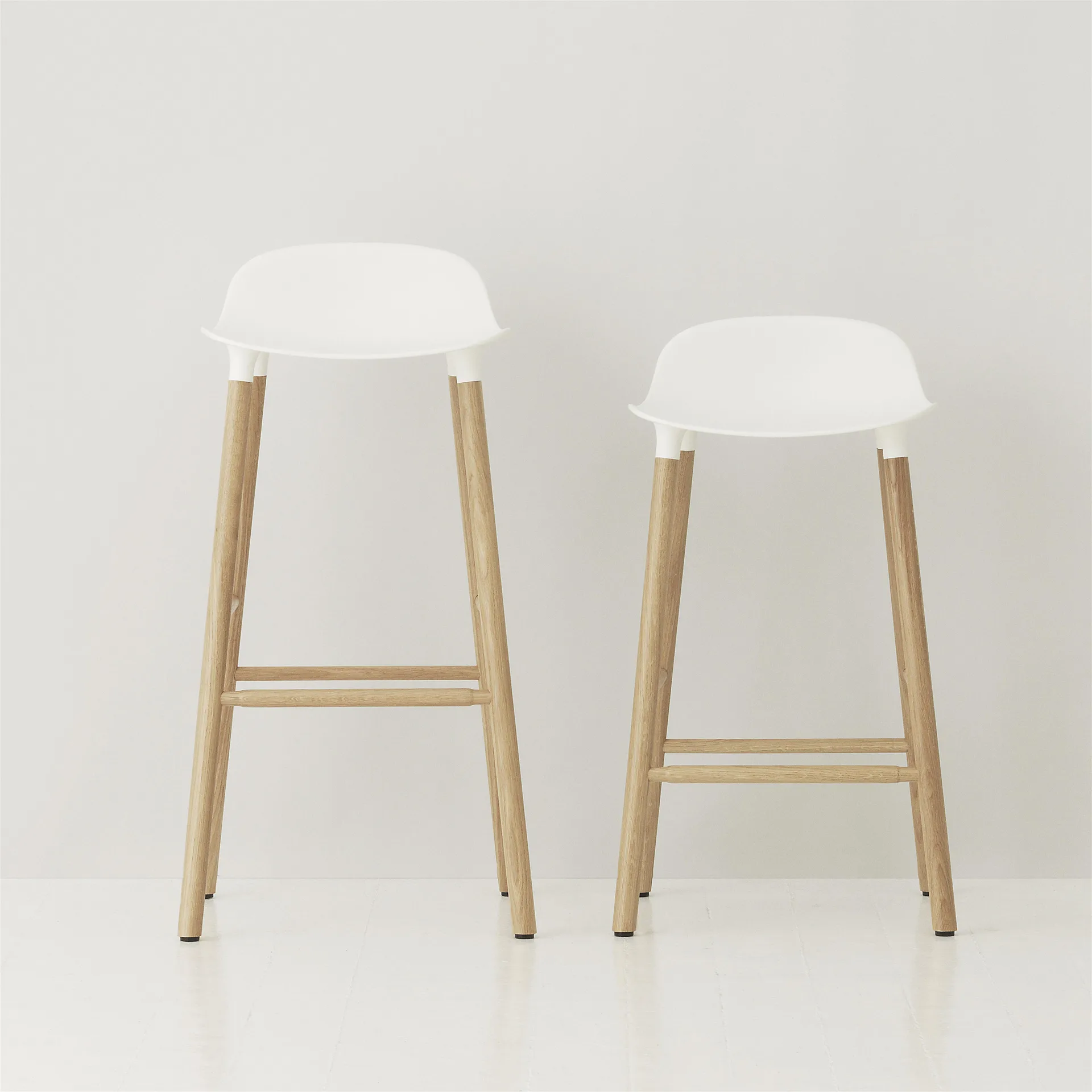 Taburete de bar Form Chair con patas de roble, blanco Normann Copenhagen
