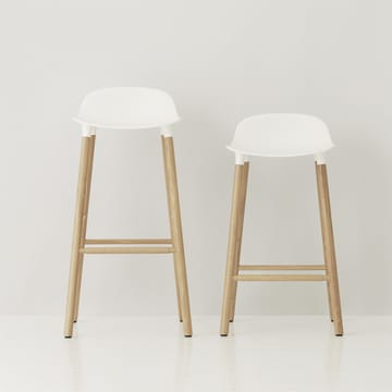 Taburete de bar Form Chair con patas de roble - blanco - Normann Copenhagen