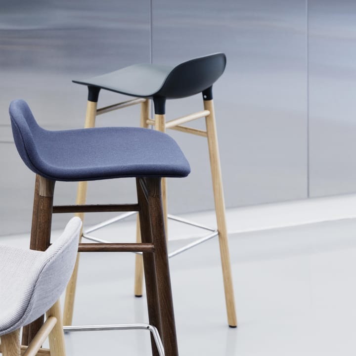 Taburete de bar Form Chair con patas de roble, negro Normann Copenhagen