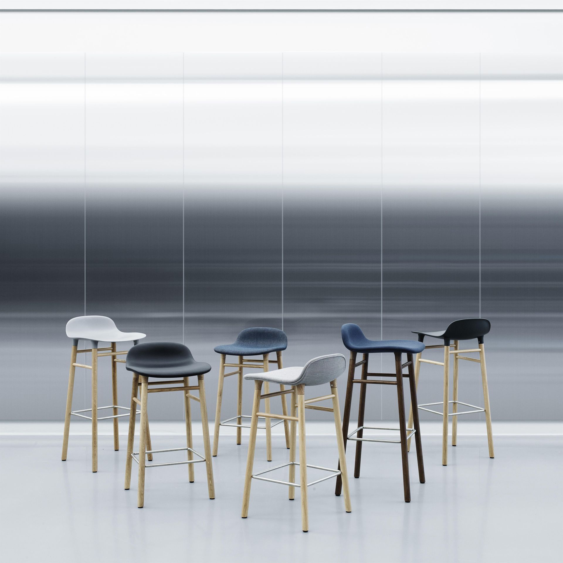 Taburete de bar Form Chair con patas de roble, negro Normann Copenhagen