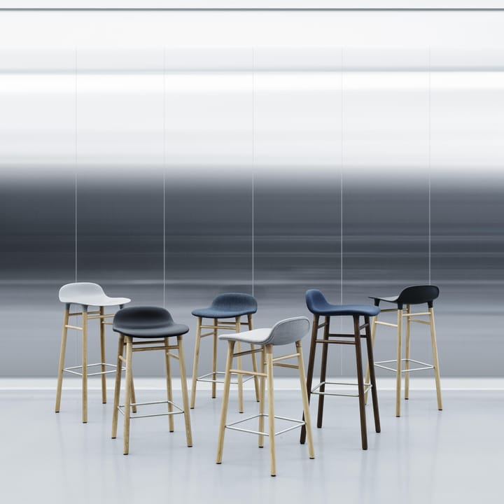 Taburete de bar Form Chair con patas de roble, negro Normann Copenhagen