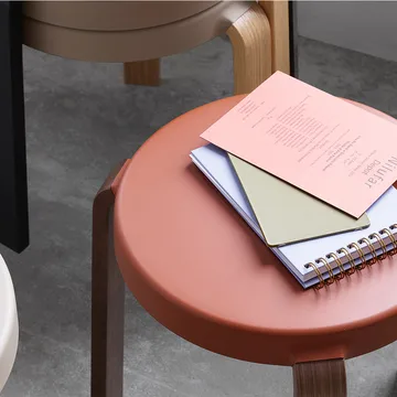 Taburete redondo Tap - Caramel, patas de roble, Ø35x43 cm - Normann Copenhagen