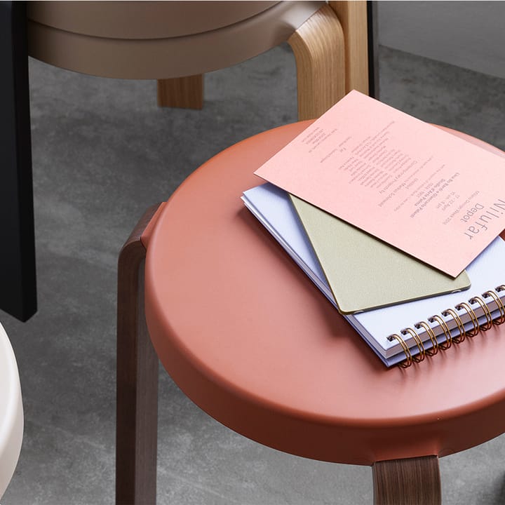 Taburete Tap, Grey, patas de nogal Normann Copenhagen