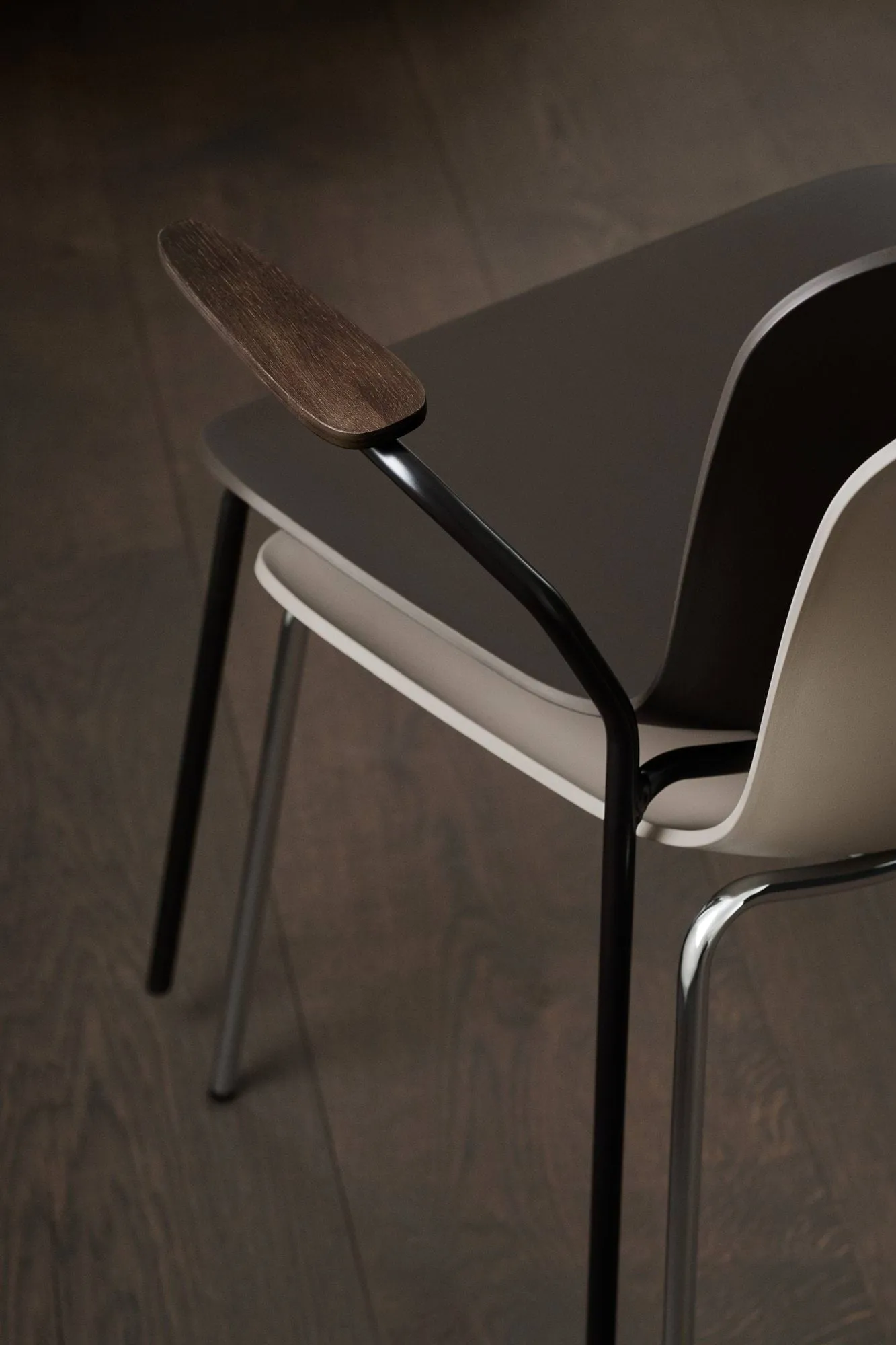 Silla Langue con reposabrazos, Gris cálido-estructura cromada, reposabrazos light smoke NORR11