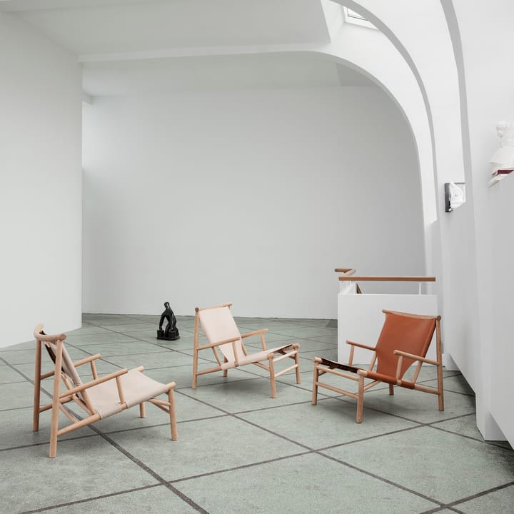 Silla lounge Samurai con asiento de cuero y base de roble, Cognac NORR11