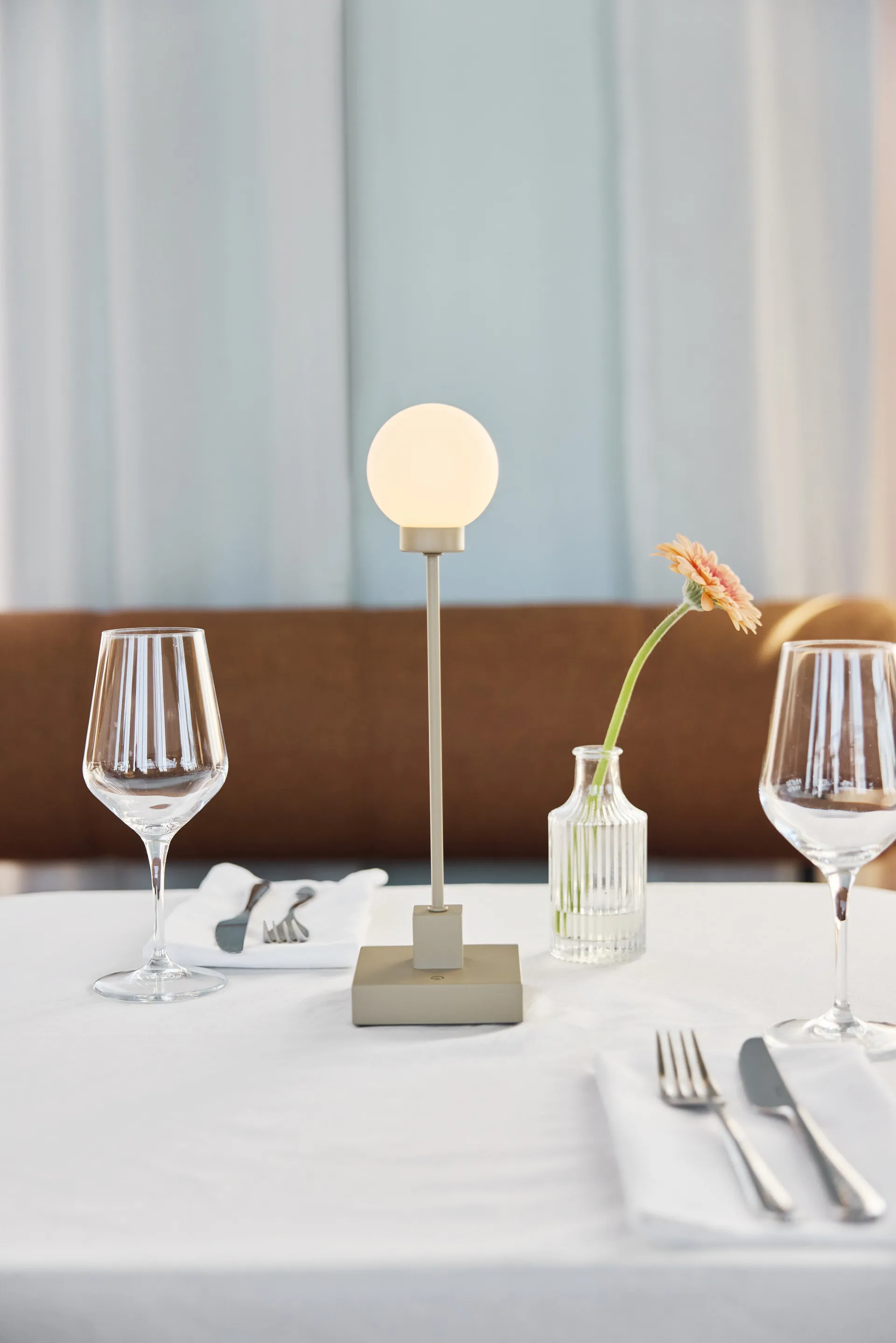 Lámpara de mesa portátil Snowball 33 cm, Grey beige Northern