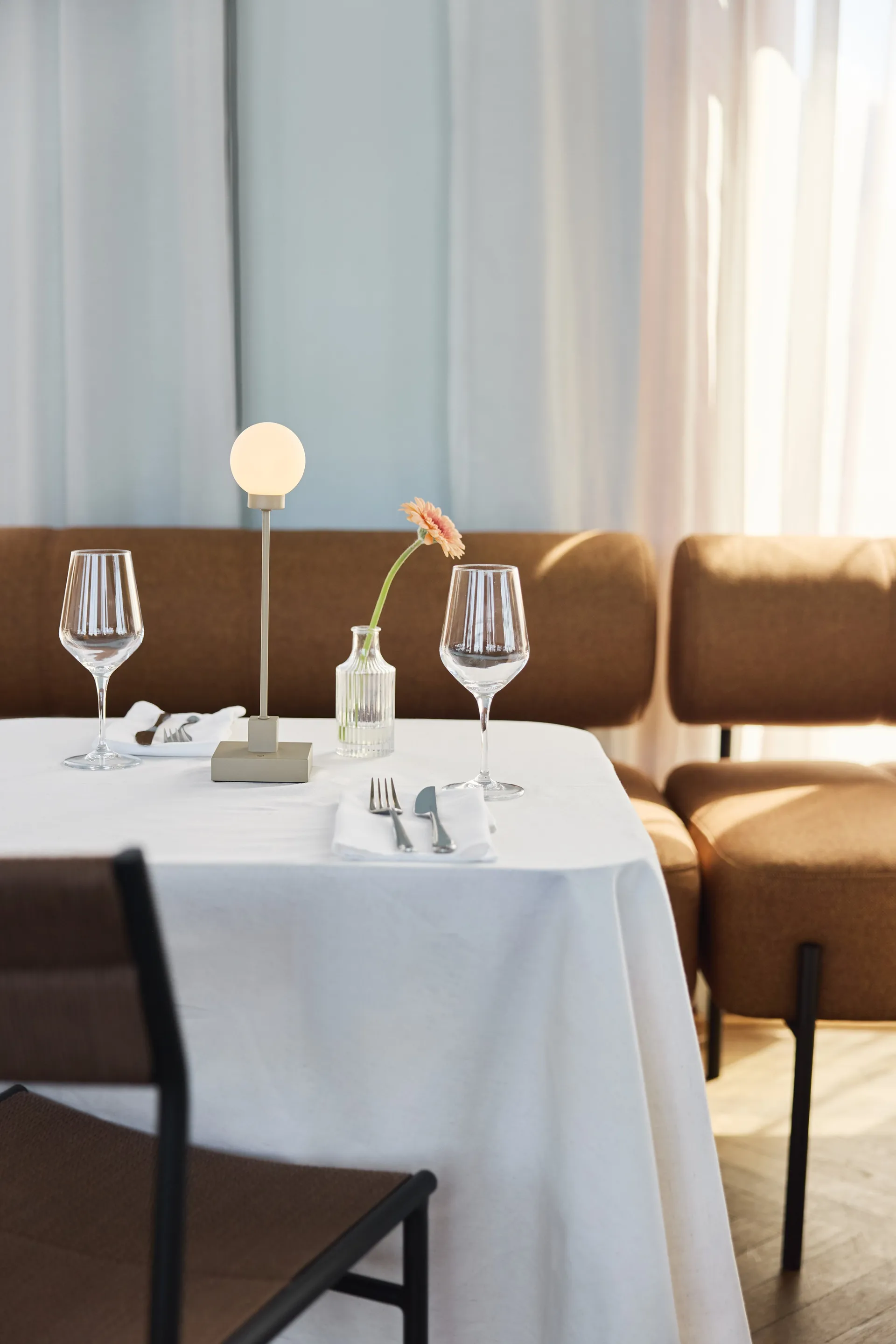 Lámpara de mesa portátil Snowball 33 cm, Grey beige Northern