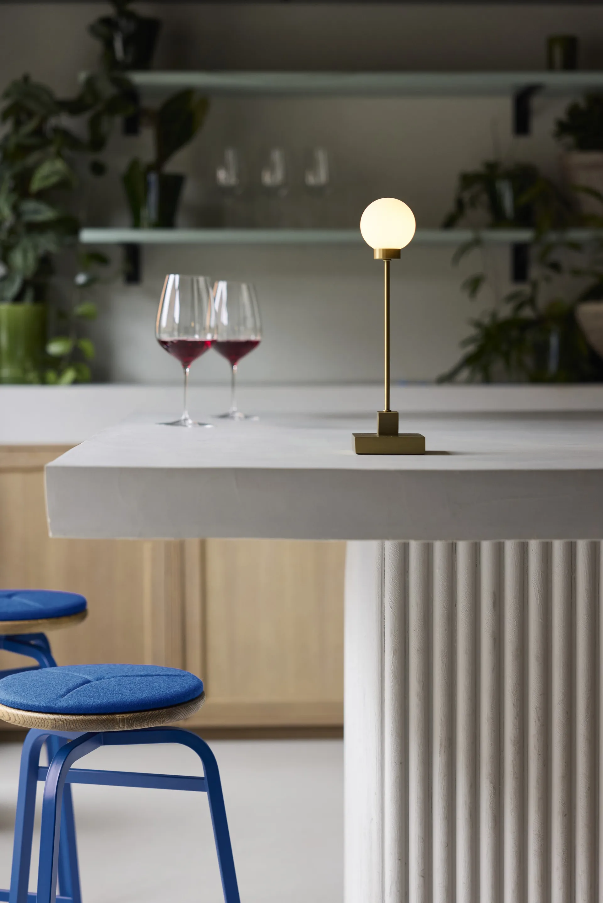 Lámpara de mesa portátil Snowball 33 cm, Latón Northern