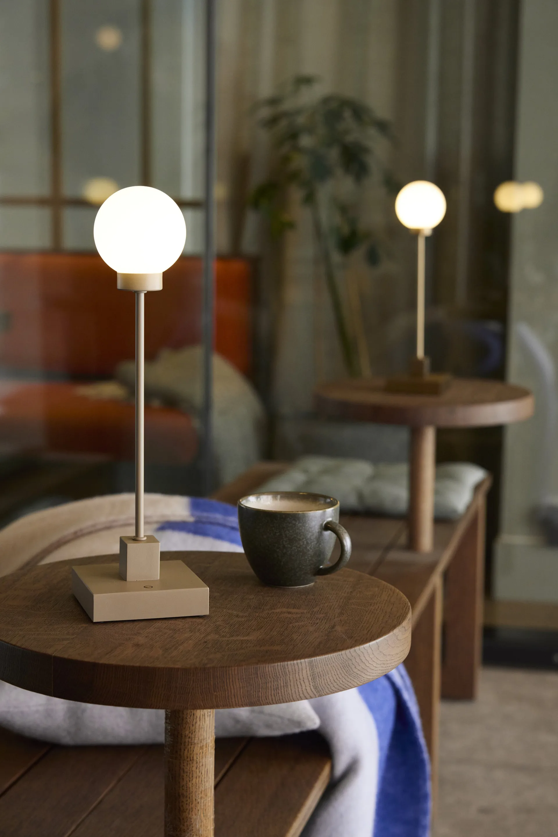 Lámpara de mesa portátil Snowball 33 cm, Latón Northern