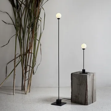 Lámpara de pie Snowball - Steel, vidrio opal blanco - Northern
